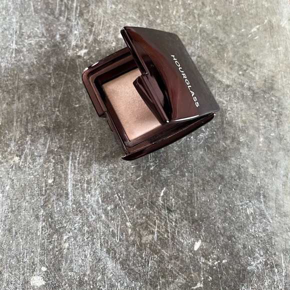 Becca sunlit bronzer in capri coast 
Luminous bronzer 💕 - Picture 2 of 3